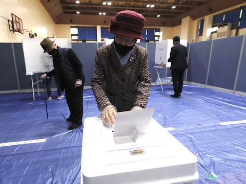 Législatives: mesures sanitaires strictes dans les bureaux de vote