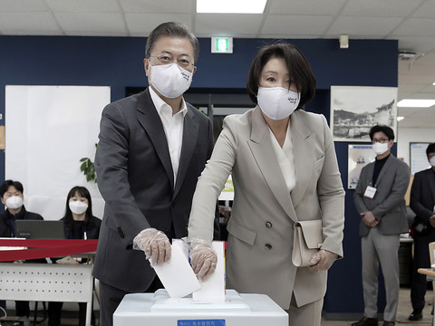 Législatives: le pouvoir récompensé pour sa gestion de l'épidémie