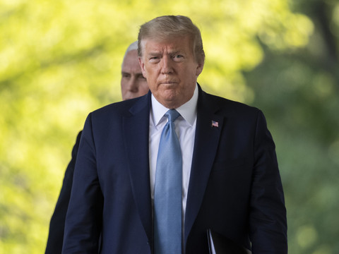 L'Europe allège ses restrictions, Trump veut redémarrer les USA