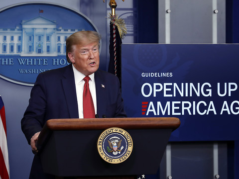 Trump recommande un redémarrage des Etats-Unis en trois étapes