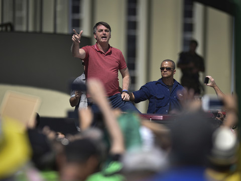Bolsonaro harangue des manifestants anti-confinement à Brasilia