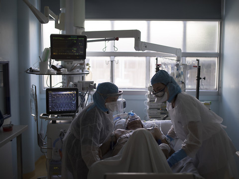 Une inflammation vasculaire systémique plus qu'une pneumonie