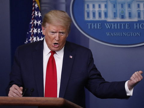 Trump a signé le décret limitant temporairement l'immigration
