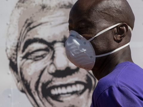 Afrique du Sud: le président rit de sa maladresse