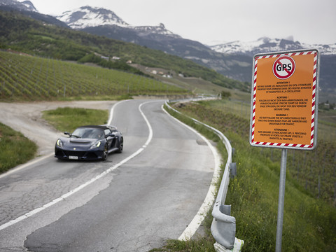 Excédé, un hameau valaisan installe un panneau anti-GPS