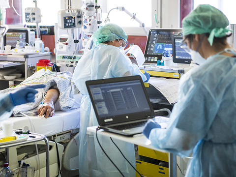 Cent nouveaux cas de Covid-19 en Suisse en un jour