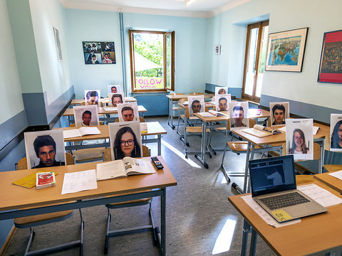 A Sion, ils enseignent devant les photos de leurs élèves