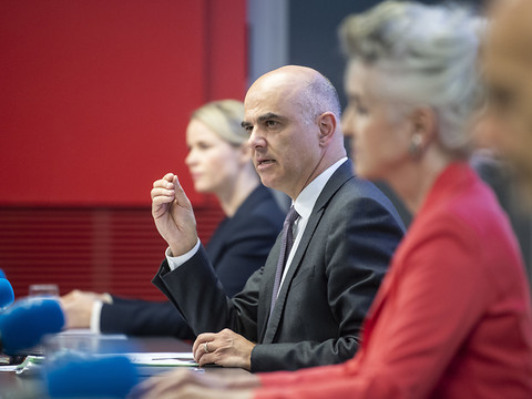 Alain Berset loue Zurich, répond aux critiques et visite un EMS