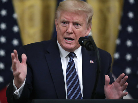 Trump lie le virus à un laboratoire chinois, menace de taxer Pékin