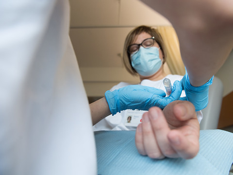 Une centaine de nouvelles contaminations et 35 décès en 24 heures