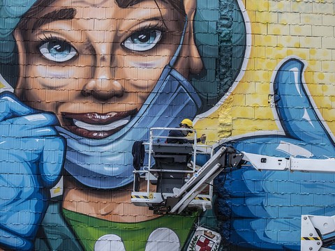 Milan remercie ses soignants avec une gigantesque fresque
