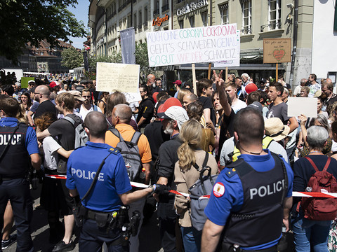 Manifs contre les restrictions dans plusieurs villes suisses