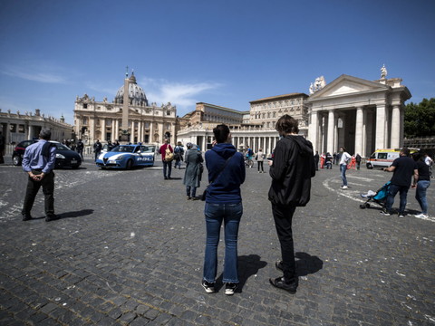 Baisse du nombre de décès en Italie, au Royaume-Uni et en France
