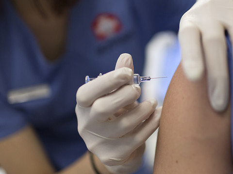 Plus de 300'000 morts, la quête d'un vaccin aiguise les tensions