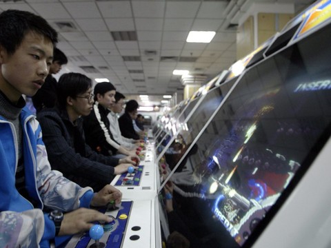Adolescent japonais contre une limitation du temps d'écran