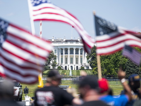 Des camionneurs perturbent de leurs klaxons un discours de Trump
