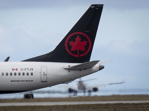 Air Canada va licencier plus de la moitié de ses effectifs