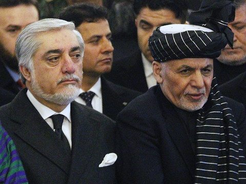 Le président afghan et son rival signent un accord de partage du pouvoir