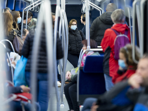 Les Suisses pour le port obligatoire du masque dans les transports