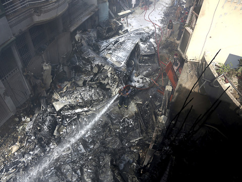 Au moins 97 morts dans un accident d'un avion de ligne à Karachi