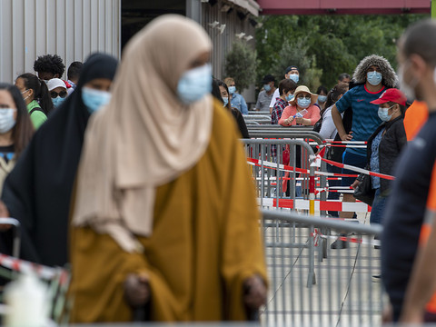 La distribution d'aide alimentaire attire toujours autant de monde