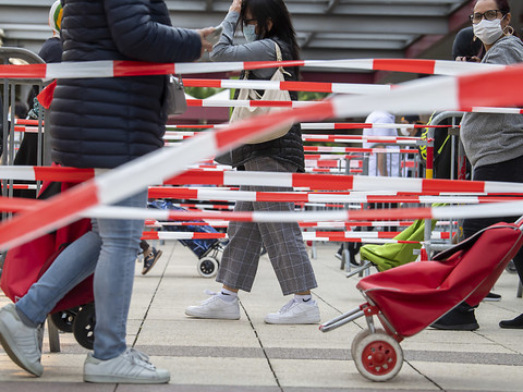 Les Suisses moins enclins à aider les travailleurs au noir