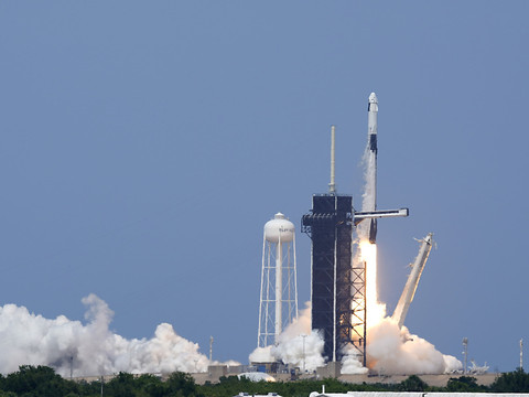 SpaceX a lancé deux astronautes dans l'espace