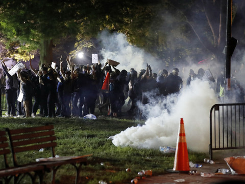 Nouvelles manifestations, Trump s'en prend aux 