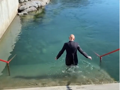 Daniel Koch plonge dans l'Aar en costume-cravate