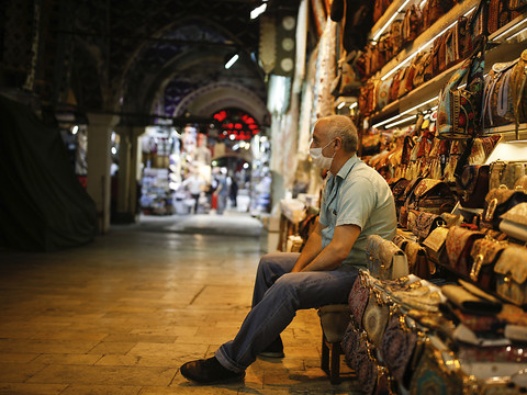 Le Grand Bazar d'Istanbul rouvre, la Turquie lève des restrictions