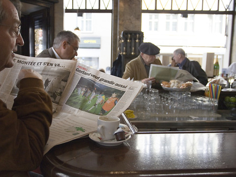 Lire le journal au bistrot est à nouveau permis