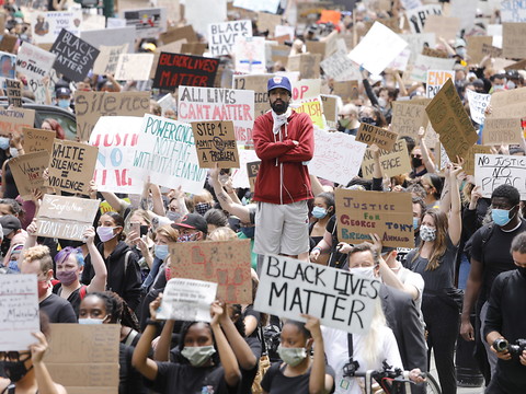 Nouvelles manifestations, le ton martial de Trump contesté