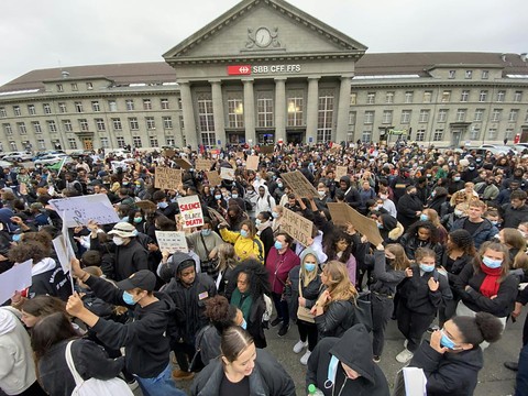 Un millier de manifestants contre le racisme à Bienne