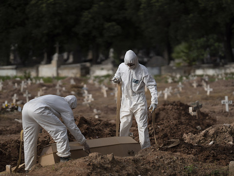 Le gouvernement brésilien accusé de cacher les morts du Covid-19