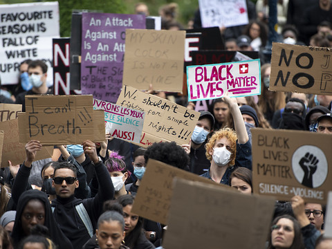 Plus de 2000 manifestants à Lausanne contre le racisme