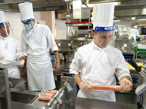 Gymnasiens et apprentis de retour dans leurs écoles