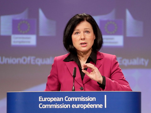 Désinformation: l'UE appelle les géants du net à en faire plus