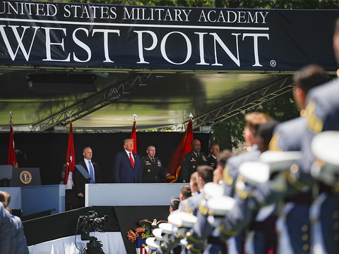 A West Point, Trump tente d'apaiser la brouille avec le Pentagone