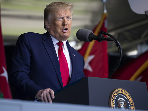 La santé de Trump en question le jour de ses 74 ans
