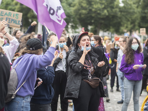 Des milliers de femmes sont descendues dans la rue dimanche