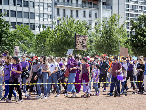 Les manifestantes crient leur colère sur la Plaine de Plainpalais