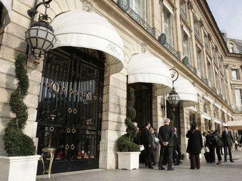 Verres en cristal, orfèvrerie: les trésors du Ritz à Paris en vente