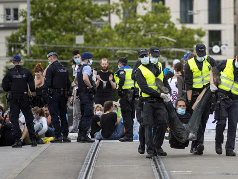 Extinction Rebellion a bloqué un pont stratégique à Zurich