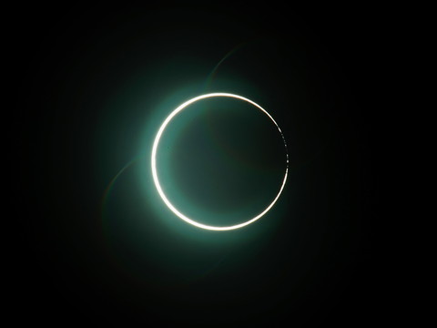 Les curieux contemplent une rare éclipse en Afrique et en Asie