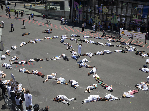 Climat: des médecins militants alertent les passants à Lausanne