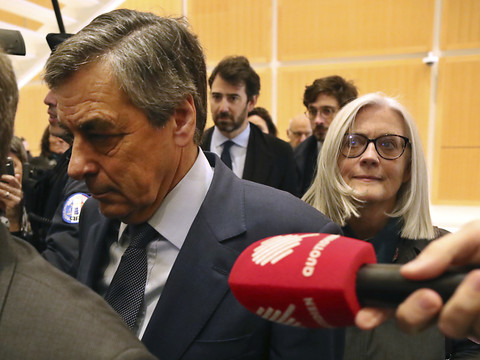 Emplois fictifs: François Fillon écope de deux ans de prison ferme