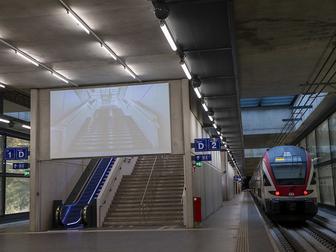 Les stations du Léman Express diffusent des oeuvres audiovisuelles