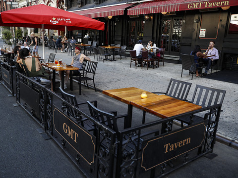 New York reporte la réouverture de ses salles de restaurants
