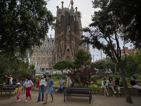 A Barcelone, la Sagrada familia rouvre en hommage aux soignants