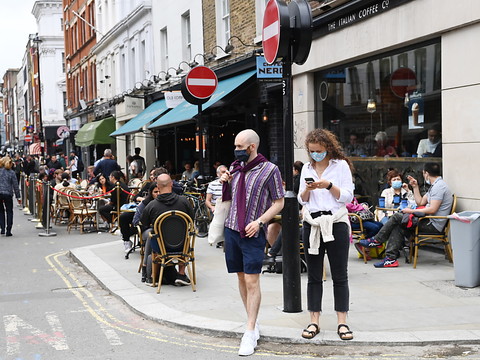 Les Anglais retournent au pub après le confinement